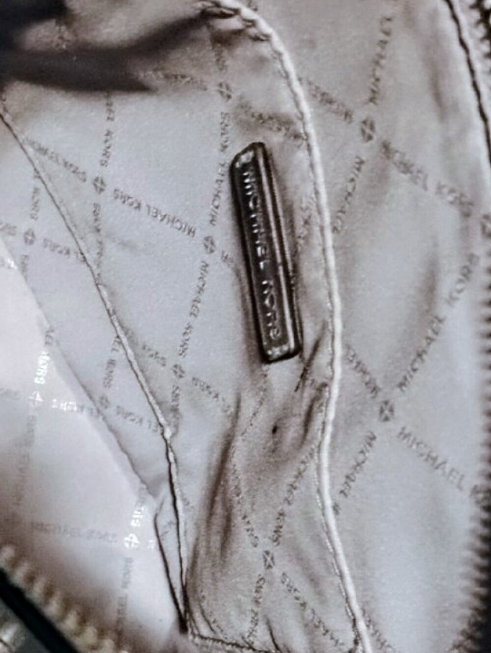 MICHAEL KORS Silver Metallic Leather Crossbody Bag! 💕EUC - Picture 4 of 5